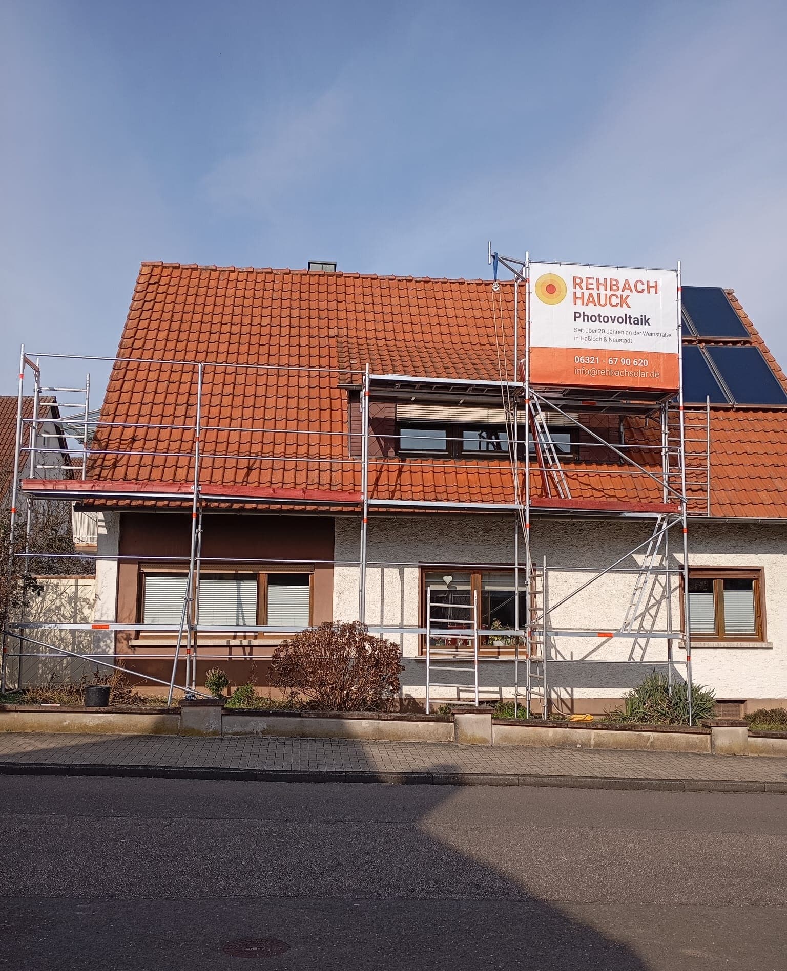 Photovoltaikanlage mit Batteriespeicher auf einem Wohnhaus in Landau